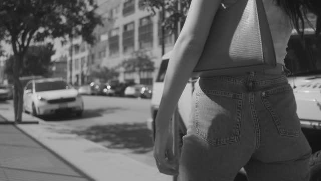 Молодая и фривольная.