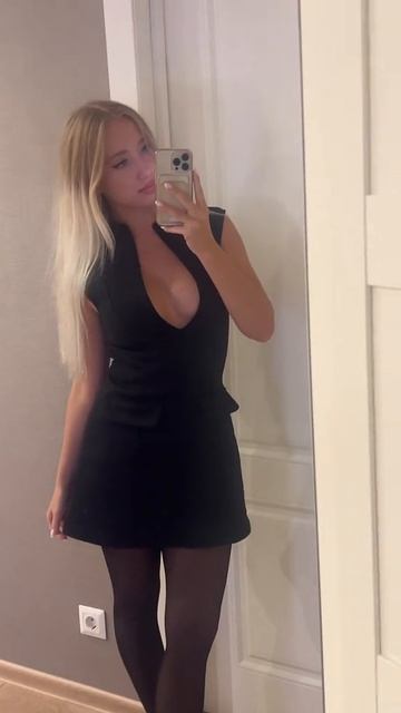 Красивые чёрные ножки в колготках на высоких каблуках