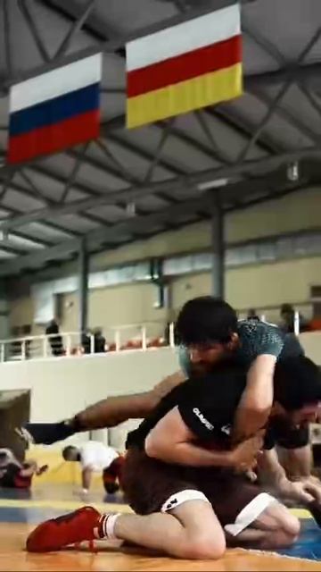 Арман Царукян поборолся с олимпийским чемпионом Заурбеком Сидаковым на сборах в Осетии.