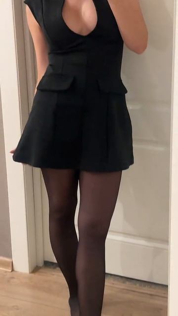 Красивые ножки в колготках в зеркале