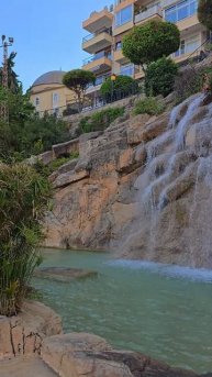 Водопад в морском порту города Аланья