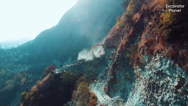 Опытный оператор экскаватора прокладывает самую опасную горную дорогу с помощью экскаватора Hyundai