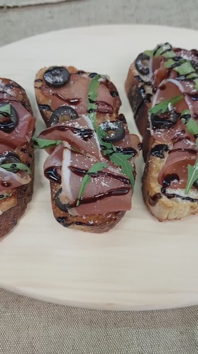 Брускетта с мясом - итальянский бутерброд