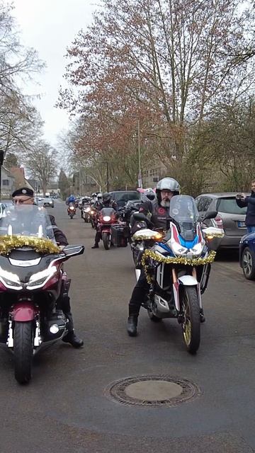 Новый Год к нам мчится, на Харлее Дед Мороз