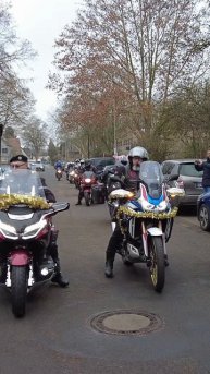 Новый Год к нам мчится, на Харлее Дед Мороз