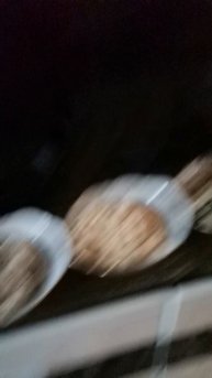 Я снимаю обзор на салатов и хожу по каредору