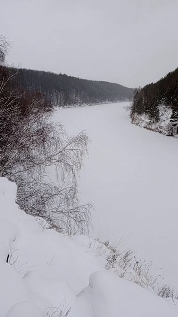 Зимняя река Исеть со скалы Каменные Ворота