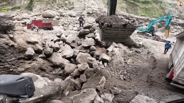 Строительство, экскаватор копает песок