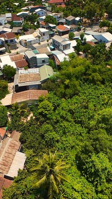 Спокойный вид Вьетнама рядом с рекой Перфюм — полёт от береговой линии вглубь суши.