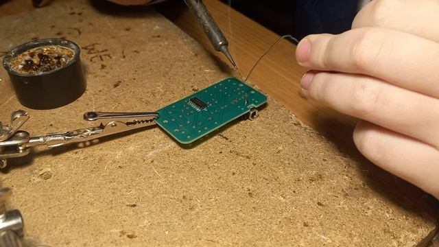 UB4RHV Айнур запаивает разьем для наушников