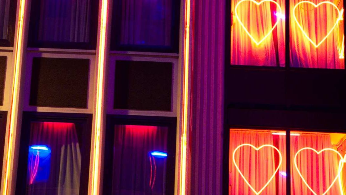 Лидер партии Ле Пен выступил за открытие борделей во Франции