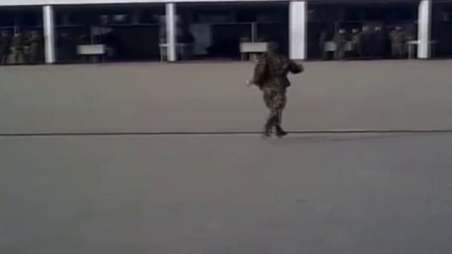 Солдат танцует на плацу. Музыка 'TRAP' ( не Россия )  нулевые .