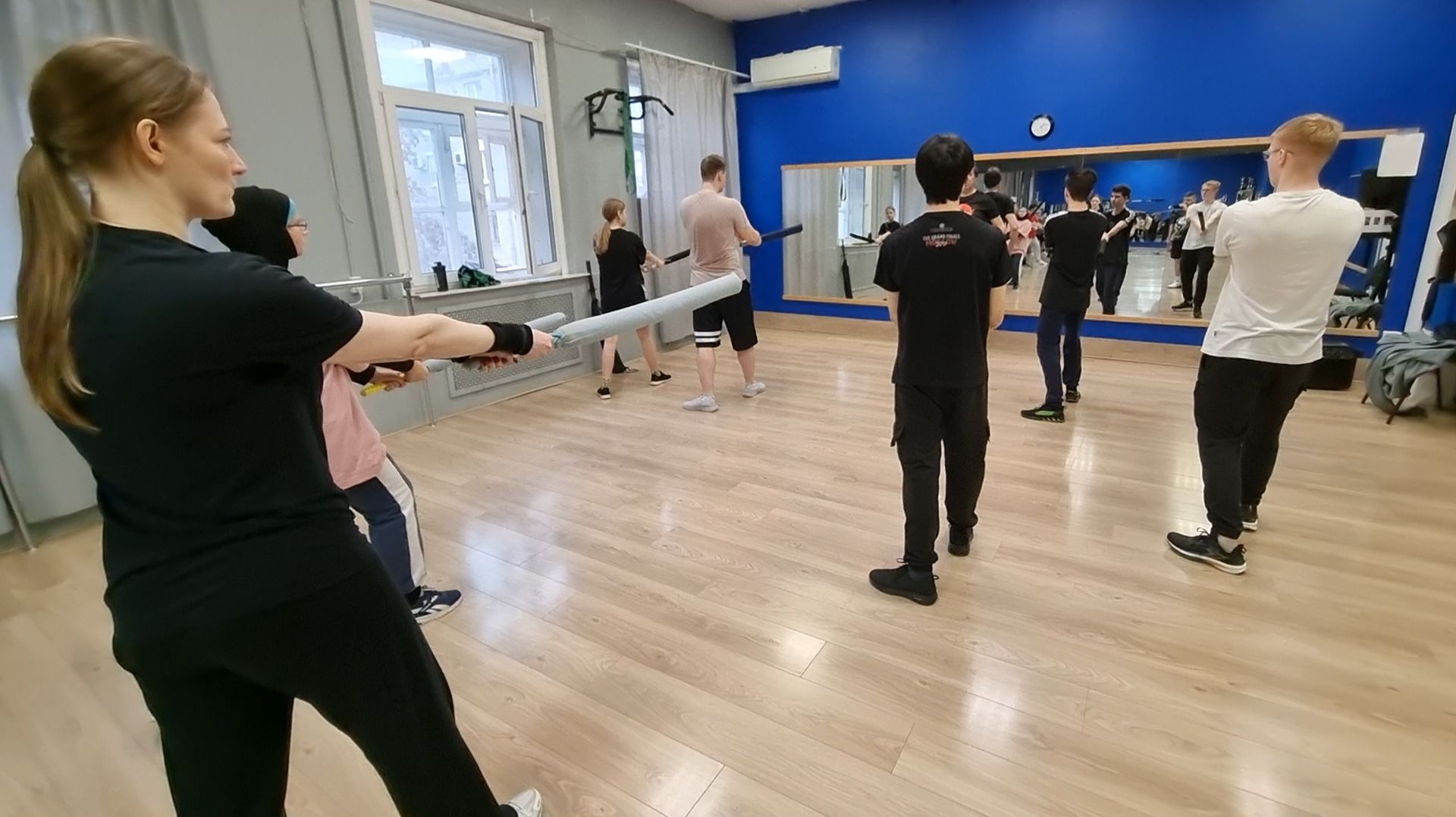 Удара мечом катаной котэ ути субури с шагом окури аши в школе японского фехтования Katana Club