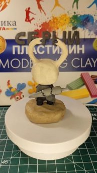 Полый рыцарь из пластилина