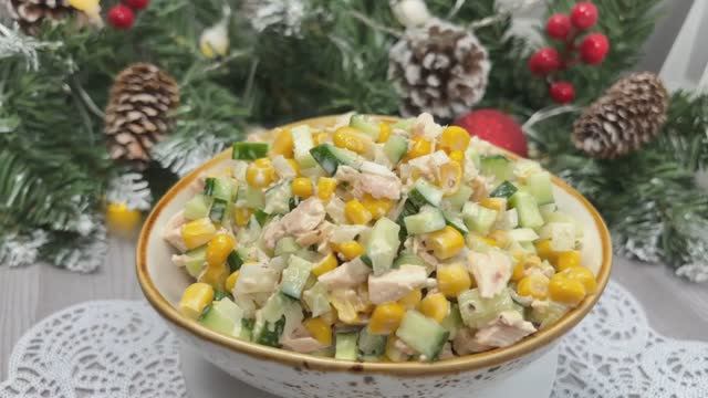 Салат с тунцом, кукурузой и огурцами