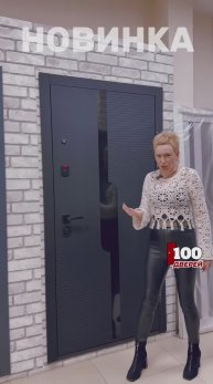 Современная входная дверь со встроенным зеркалом на внутренней панели