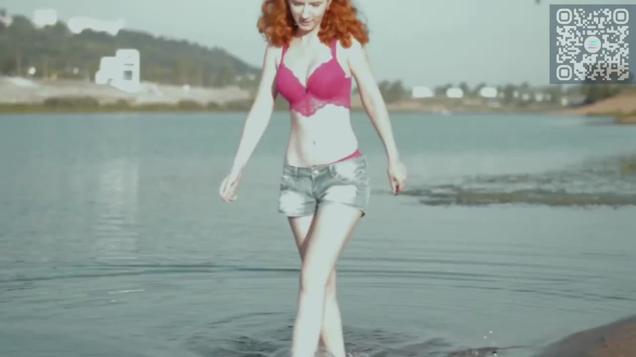 Девушка на песчаном пляже в купальнике.