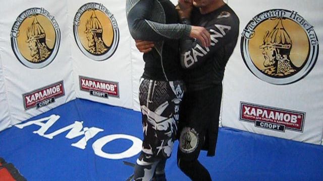 2017 год. Упражнение для координирования работы рук и корпуса на примере плотного захвата.