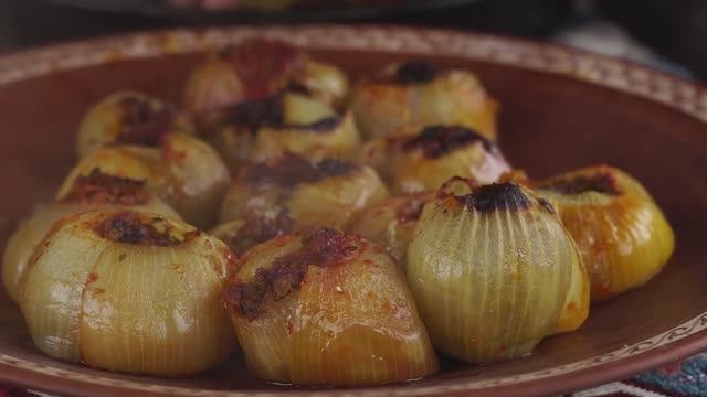 Kənd Həyatı. Фаршированный лук с макаронами. Просто и вкусно