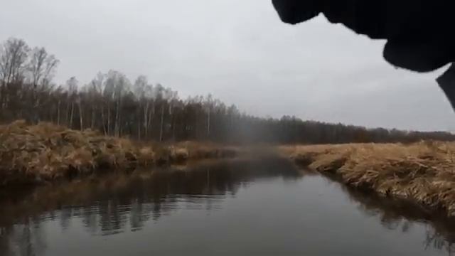 ЗИМОЙ ПО МАЛОЙ РЕКЕ НА ЛОДКЕ В ПОИСКАХ ЩУКИ! Рыбалка на СПИННИНГ зимой!