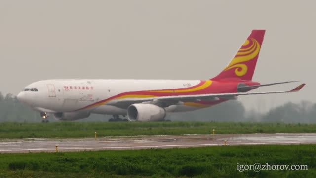 Грузовой Эйрбас А330 Гонконгских авиалиний после приземления в аэропорту Алматы.