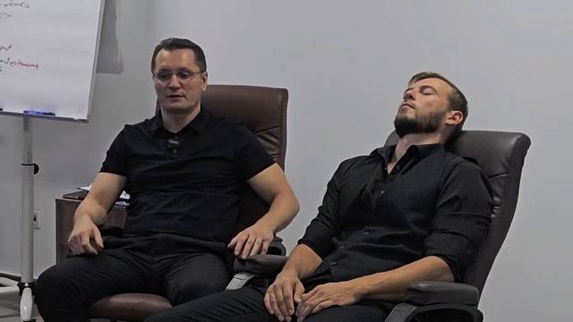 Психотерапевтическая сессия регрессивного гипноза.