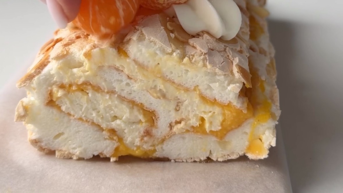 Меренговый новогодний рулет