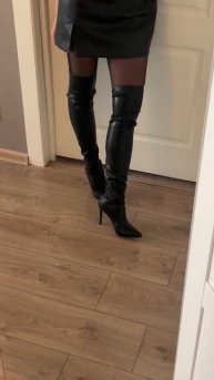 Шикарные ножки в ботфортах в колготках на высоких каблуках