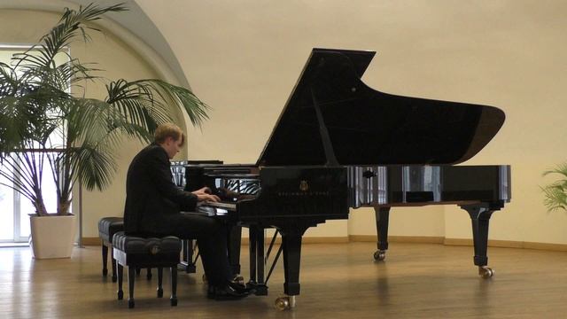 Белоглазов Максим. 2 категория.
Шостакович, Рахманинов, Чайковский-Плетнев.