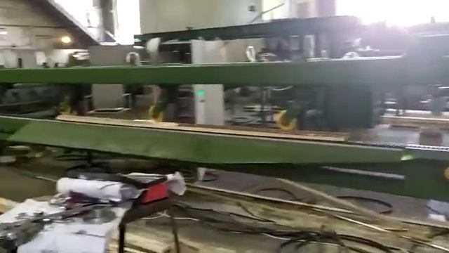 Кромкообрезной станок (скорость распиловки 180 м/мин, толщина пропила 40 мм)