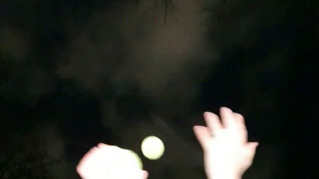 Так выглядит жонглирование снизу. Жонглирование тремя мячами