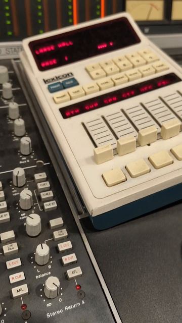 барабаны на наш крайний сингл были записаны на этой консоли ✊
любим ее!