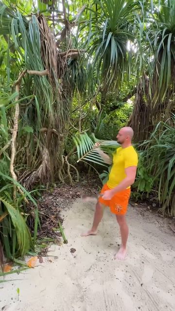 Лысый готовит креветку на мальдивах.