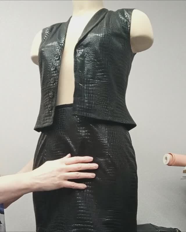 Сшила дочке костюм. Жилетка и юбочка. Подкладку решила сделать красной. Вдруг привлечёт удачу в НГ😜