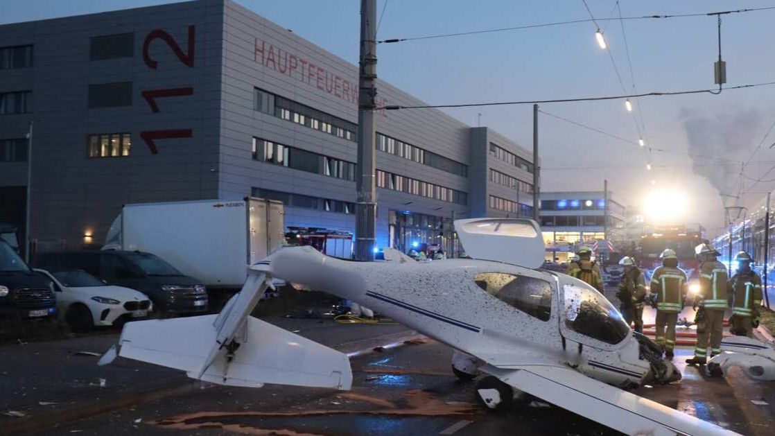 Самолет совершил аварийную посадку на оживленной улице в Германии