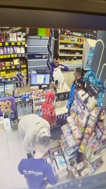 В Подмосковье мужчина избил дочь в магазине: девочка просила купить ей конфеты
Инцидент произошел