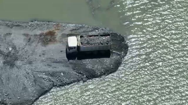 Лучший экшен по толканию камня!! Бульдозер SHANTUI заполняет озеро самосвалами