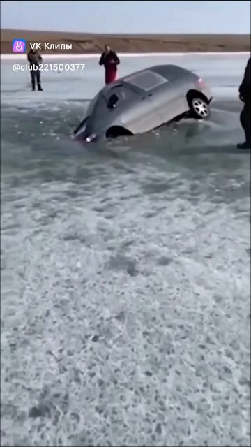 Пьяный водитель провалился под лёд