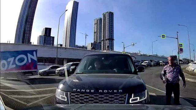 Водитель не уступил встречному Ленд Роверу