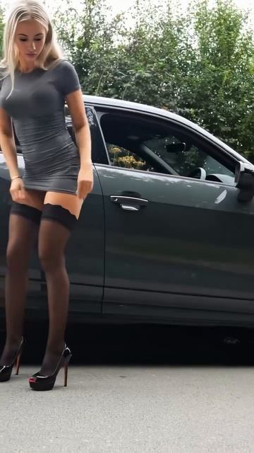 Девушка вышла с машины с красивой фигурой в чулках на каблуках