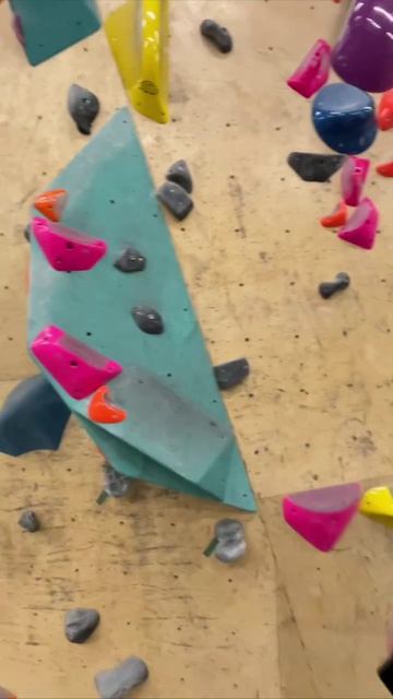 Отвечаю на комментарий по поводу пролаза трасс по разным цветам. Скалодром база. Калининград