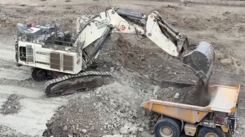 Огромный экскаватор Liebherr R9350 работает и загружается на самосвал Caterpillar ~ История добычи