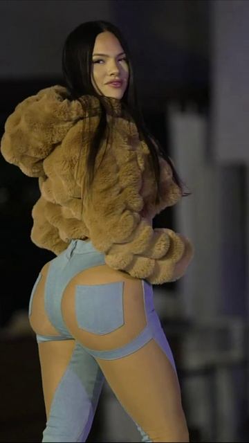 Соблазнительная модель в замедленной съемке.