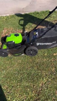 Сборка опавшей листвы с помощью обычной газонокосилки😎👍