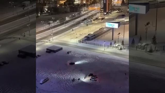 В Екатеринбурге мигранты из Азербайджана устраивают пьянки, дрифты под окнами одного из ЖК.