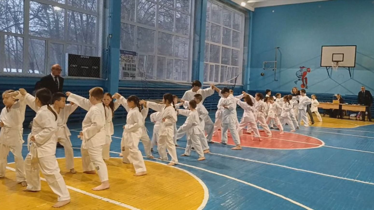 Экзамен по технике каратэ. Белый пояс и Зелёный пояс. Чебоксары. Гимназия №1