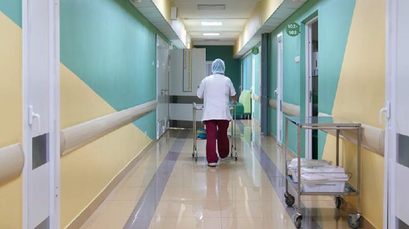 В Москве новорожденный ребенок умер спустя час после родов в надувном бассейне