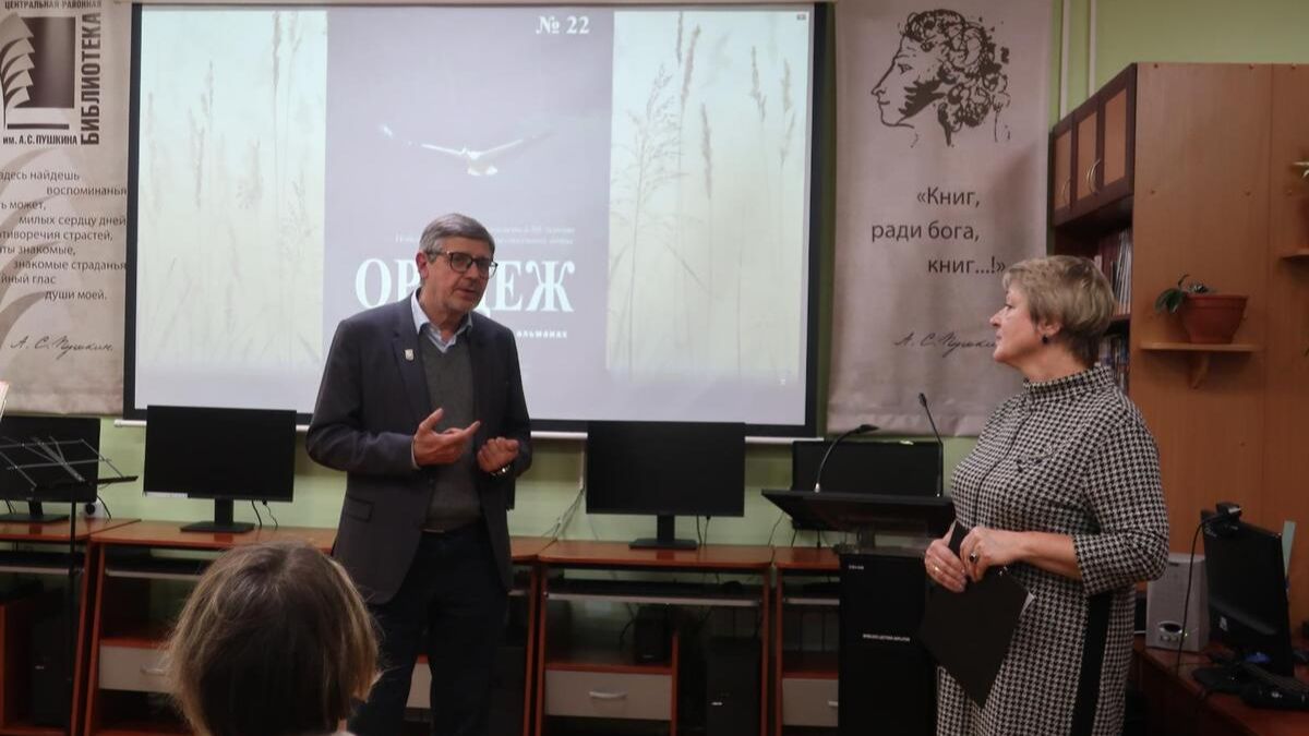 Выступаю в Гатчине на презентации литературно-краеведческого альманаха "Оредеж" №22"