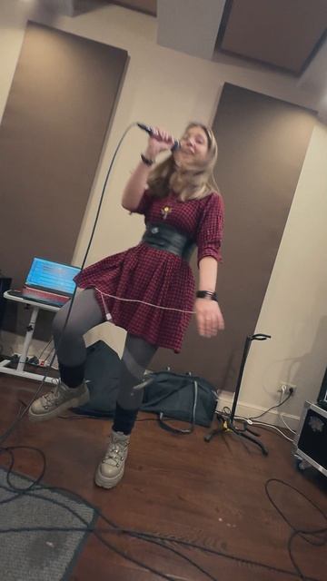 Так настраиваются серьезные рокеры))) #репетиции #закадром #юмор #музыкальнаякухня #рокгруппа