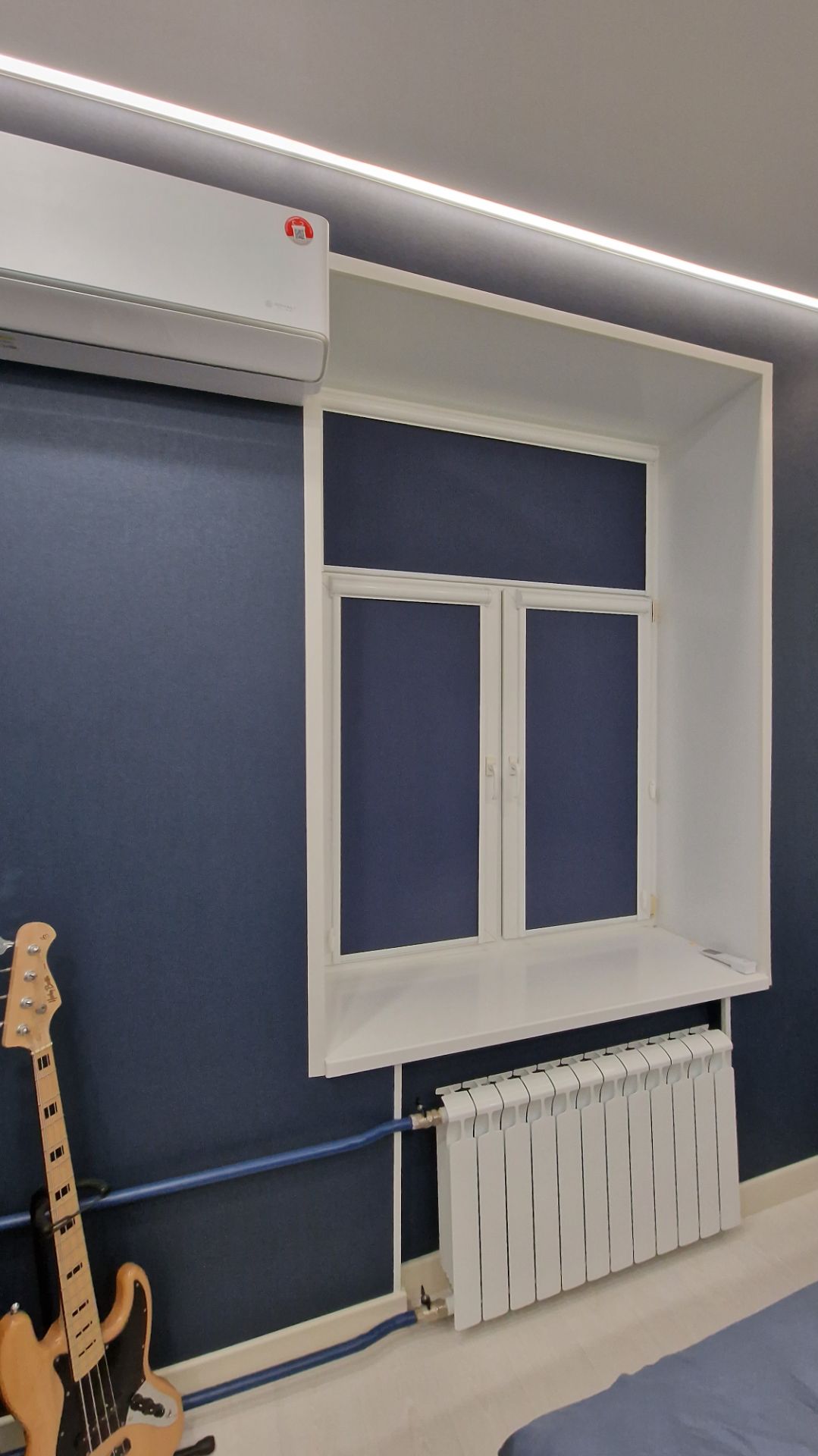 Кассетные рулонные шторки уни2 на окно с верхней фрамугой. Ткань Карина блэкаут темно-синий.